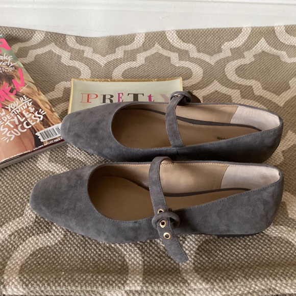 “Ann Taylor” buttery soft gray suede Mary Jane style shoe; size 8;NWOT - Picture 6 of 8